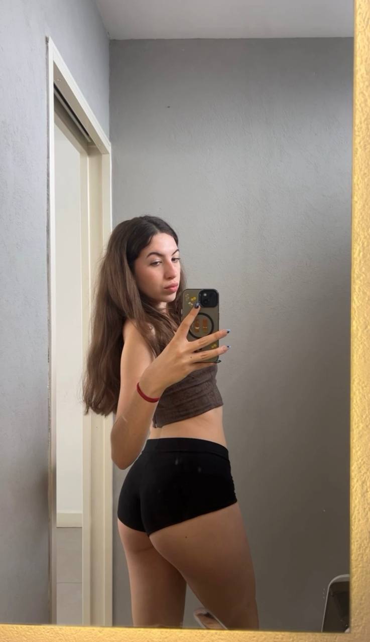 Amber in her underwear in Hanoi