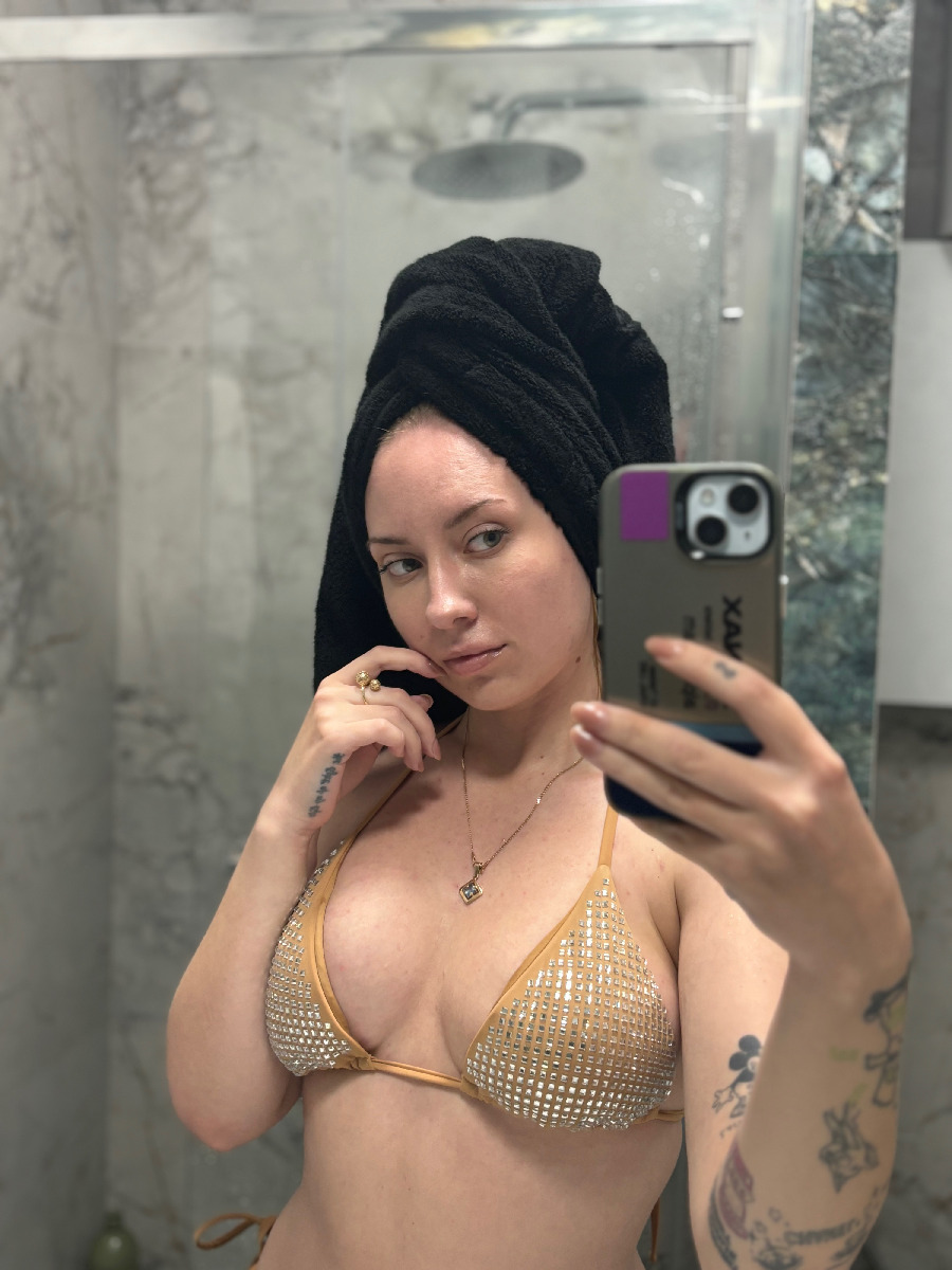 Nude girl KateV in Hanoi