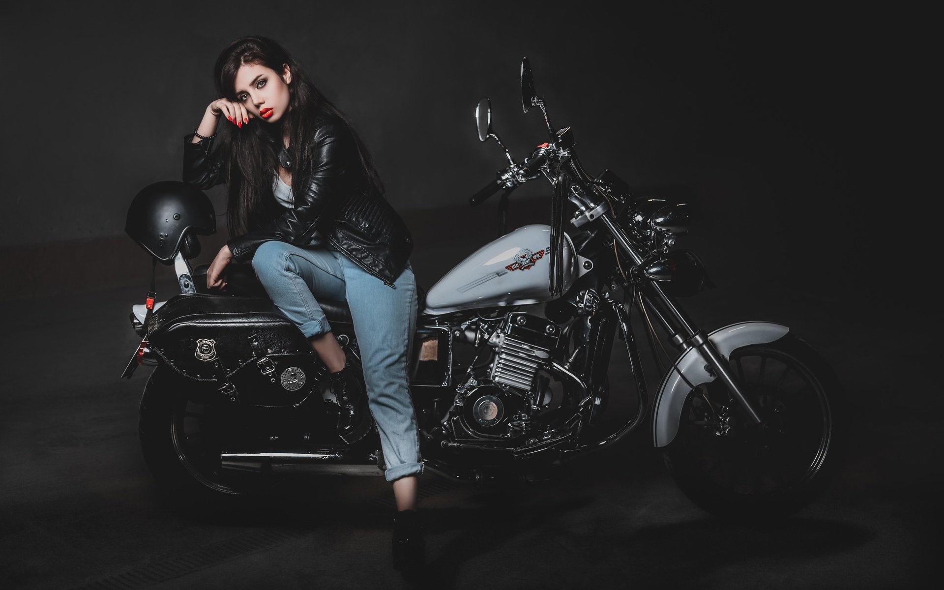 Biker girls: style and drive in Hanoi