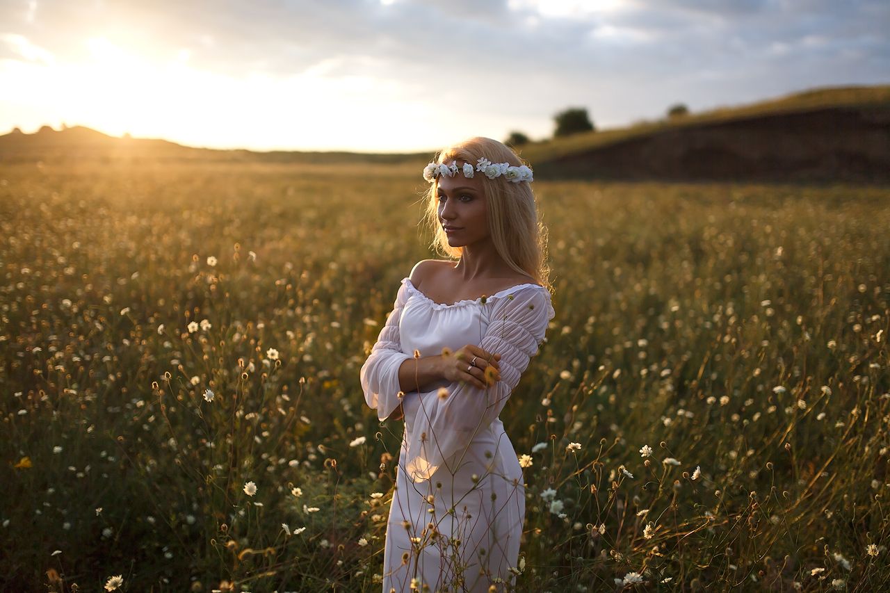 Girls in Slavic costumes in Hanoi